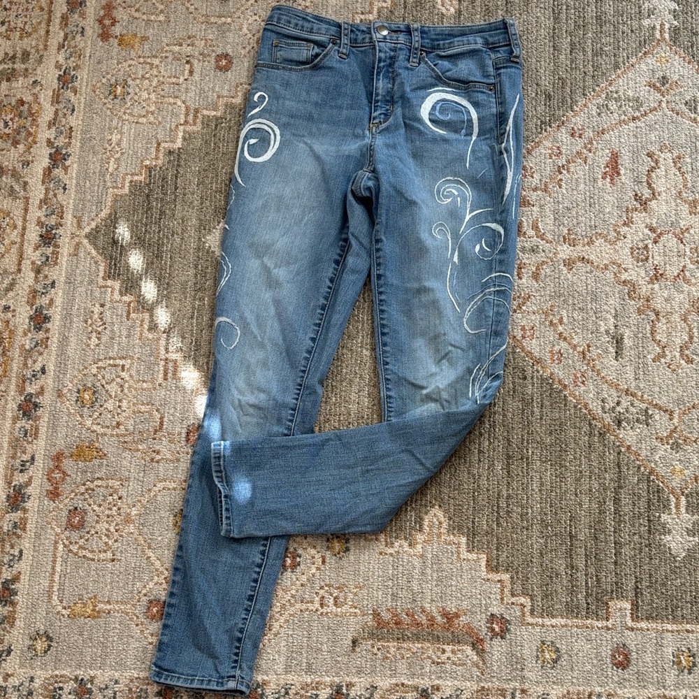 Universal Thread Medium Blue Skinny Jeans with White Swirl Paint